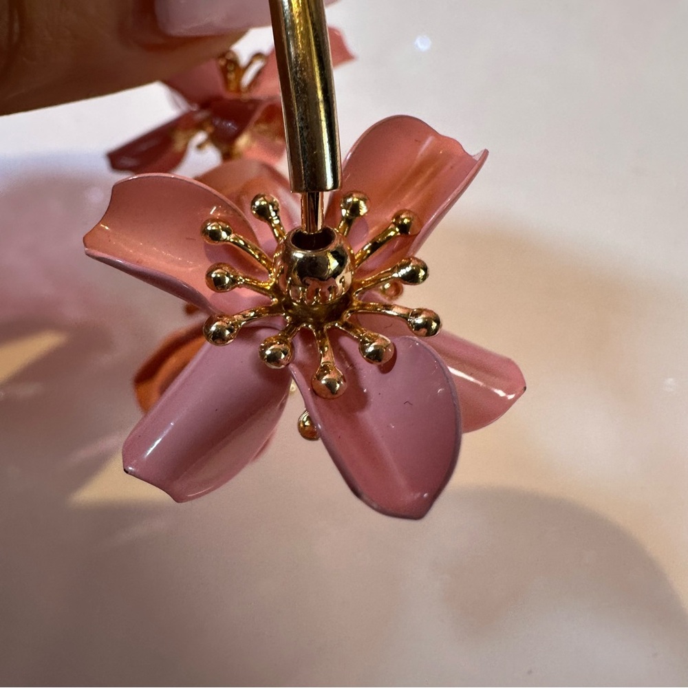 Daisy Fuentes NWT Pink Floral Hoop Earrings - Picture 5 of 5
